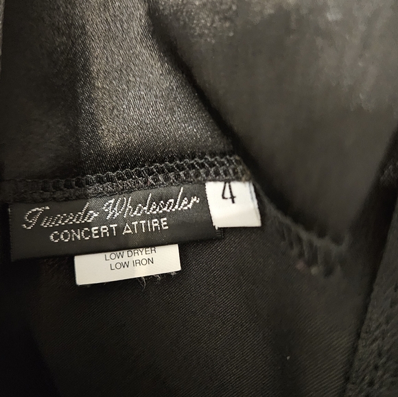 Black Sleeveless Concert Dress with Bow - Picture 6 of 7